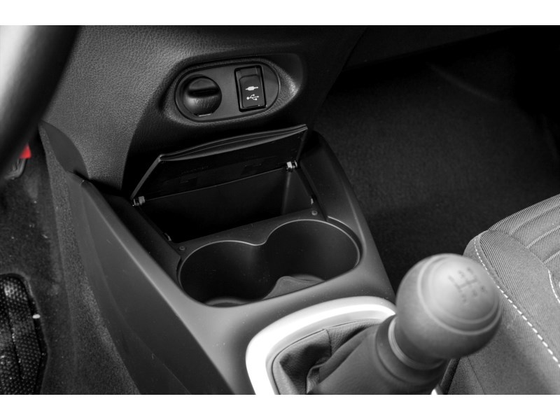 2018 Toyota Yaris 5dr LE Auto Interior Shot 7