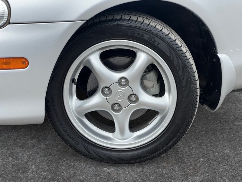 2002 Mazda MX-5 Miata Auto - Inc. 2 Year / 40,000 KM Powertrain Warranty