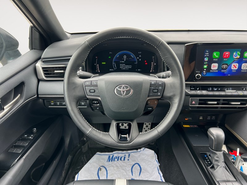 2025 Toyota Camry SE Hybrid - One Owner - Clean CarFax
