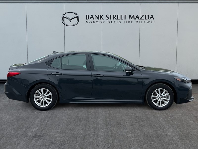 2025 Toyota Camry SE Hybrid - One Owner - Clean CarFax