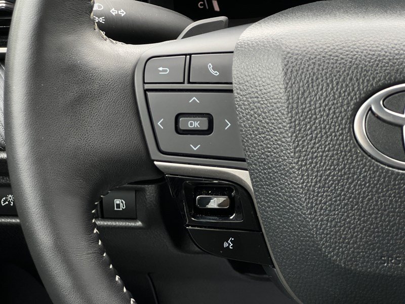 2025 Toyota Camry SE Hybrid - One Owner - Clean CarFax