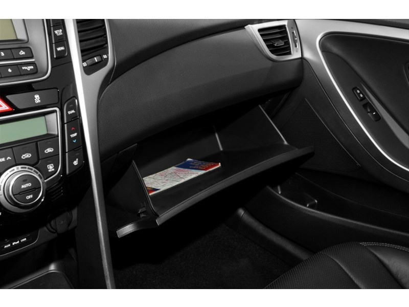 2013 Hyundai Elantra GT 5dr HB Man GLS Interior Shot 4
