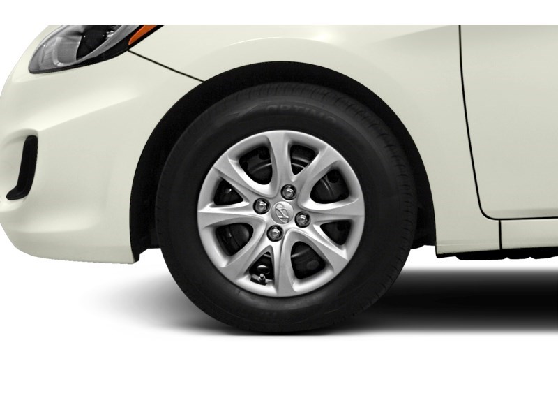2014 Hyundai Accent 5dr HB Auto GL Exterior Shot 5